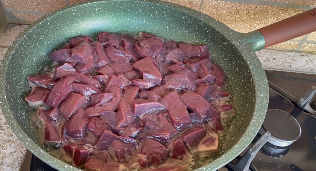 Вже давно не замочую печінку в молоці: перед смаженням посипаю 1 інгредієнтом — і виходить дуже ніжна 