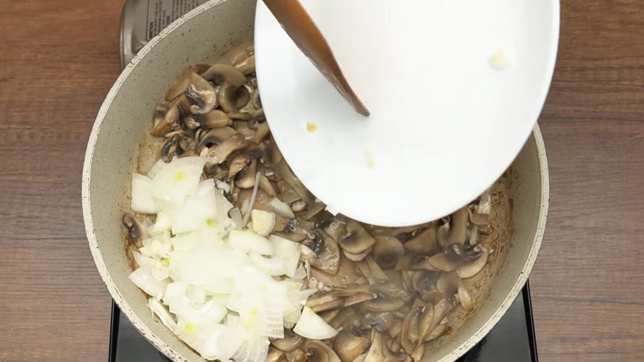 Господині розповіли, як приготувати смачний грибний пиріг Господині розповіли, як приготувати смачний грибний пиріг