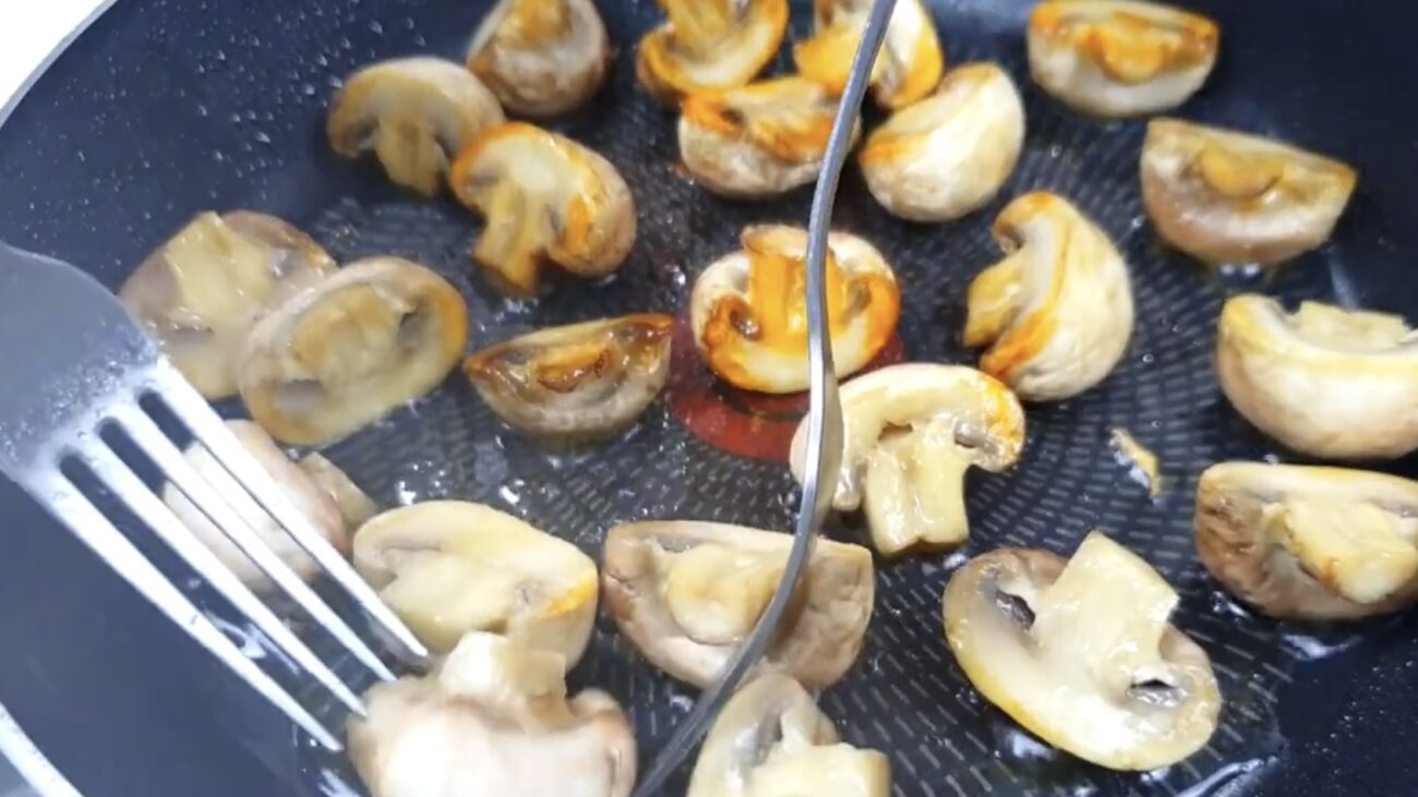 Господині розповіли, як приготувати смачну і бюджетну закуску з грибів 