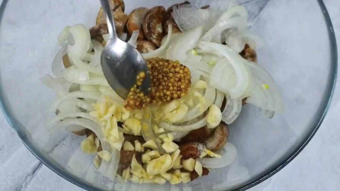 Господині розповіли, як приготувати смачну і бюджетну закуску з грибів 