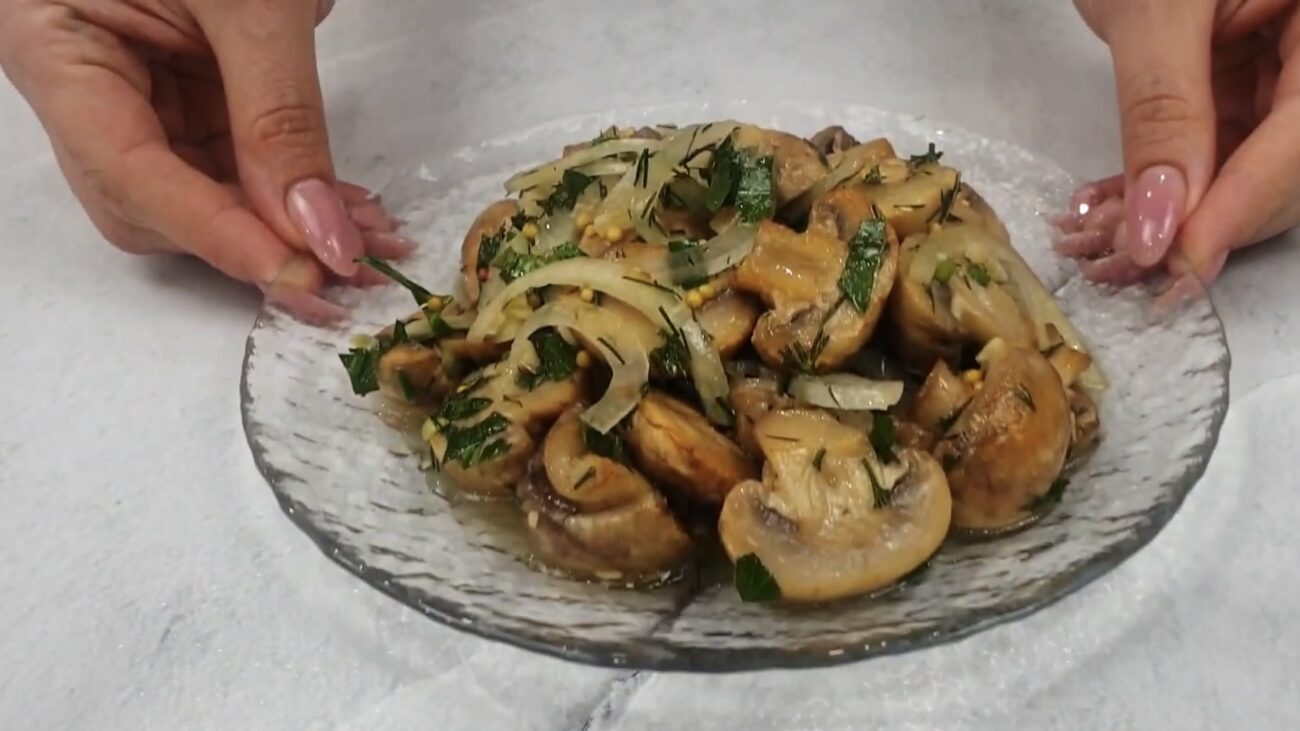 Господині розповіли, як приготувати смачну і бюджетну закуску з грибів 