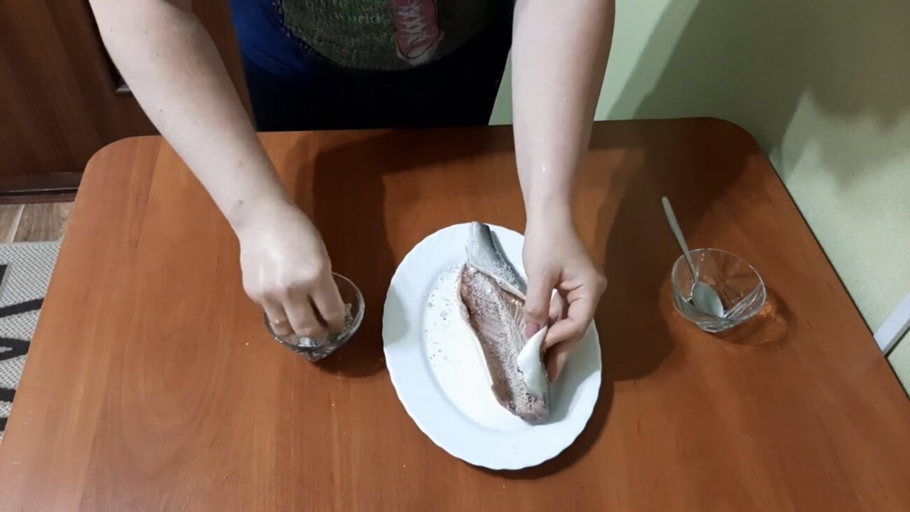 Господині розповіли, як маринувати оселедець без води і оцту 