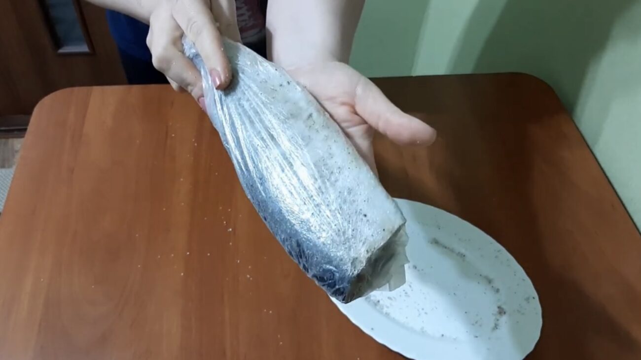 Господині розповіли, як маринувати оселедець без води і оцту 