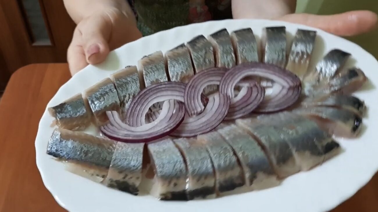 Господині розповіли, як маринувати оселедець без води і оцту 