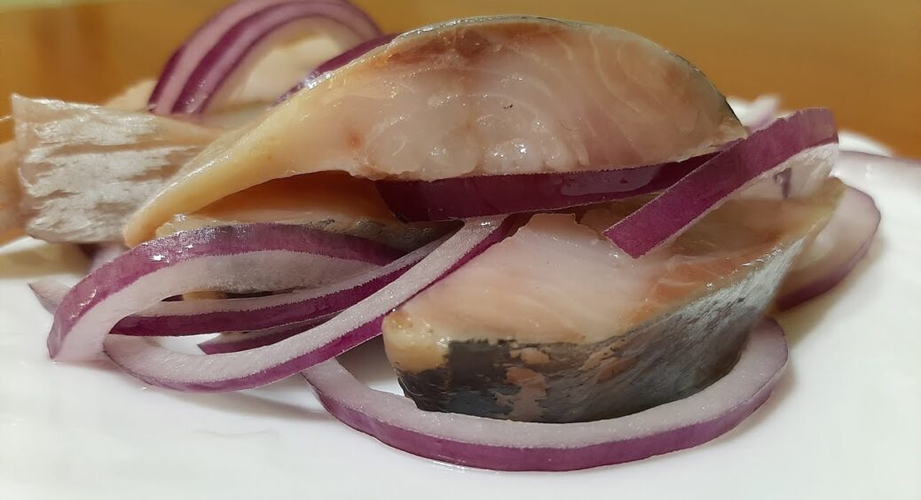 Оселедець мариную “насухо”: без води й оцту – 12 годин у холодильнику, і тане у роті, немов вершкове масло 