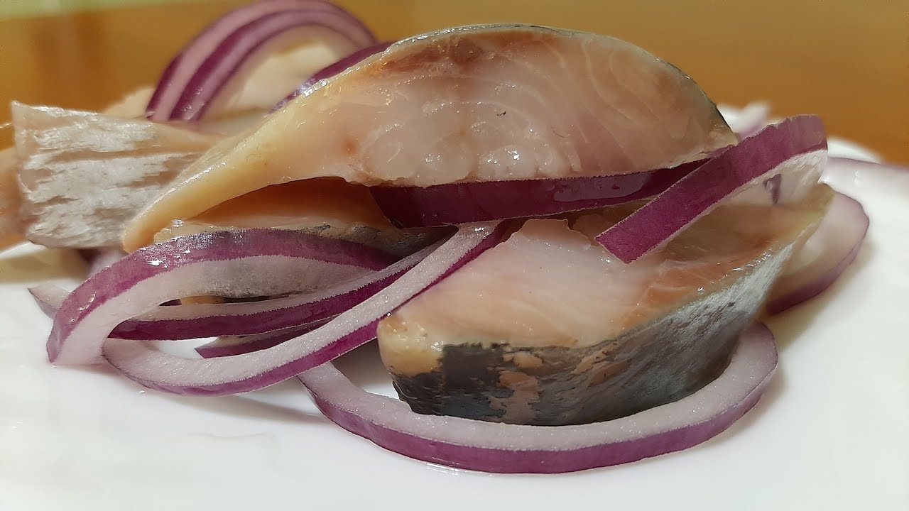 Господині розповіли, як маринувати оселедець без води і оцту 