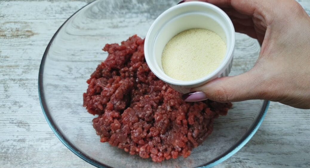 1 стакан фаршу і 3 ложки манки: вік живу — вік навчаюсь. Перетворила буденну страву на кулінарний шедевр 