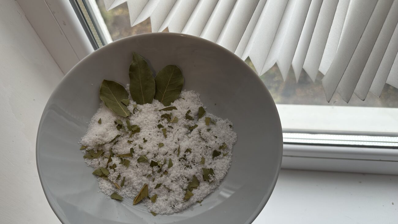 Господині розповіли, навіщо класти лавровий лист у сіль 
