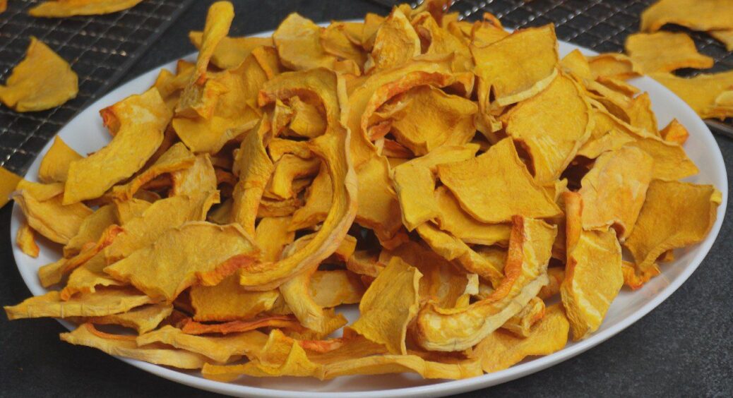 20 хвилин у духовці – і гарбузові чипси зникають швидше, ніж попкорн: улюблений осінній перекус на вечір 