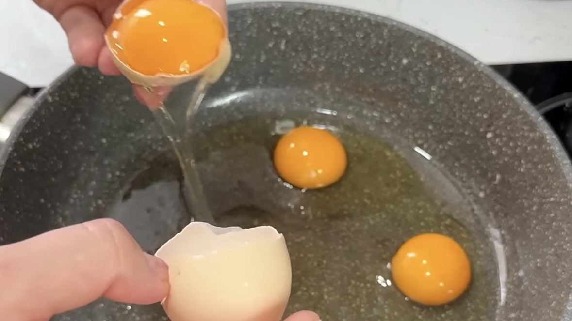 Господині розповіли, як смажити яєчню, аби вона виходила як у ресторані 
