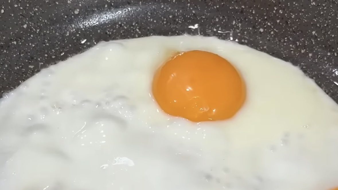 Господині розповіли, як смажити яєчню, аби вона виходила як у ресторані  