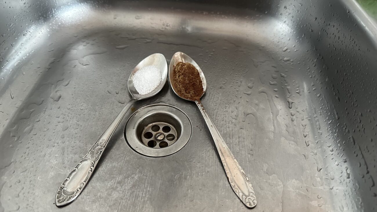 Господині розповіли, як прибрати неприємний запах у раковині на кухні 