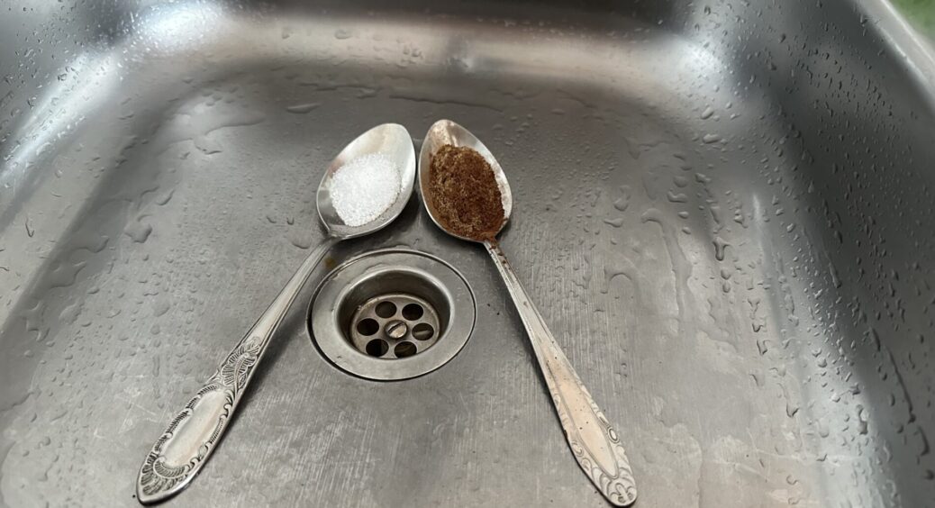 2 столові ложки у злив раковини — і я забула про засор та неприємний запах: повторюю це 1 раз на тиждень 