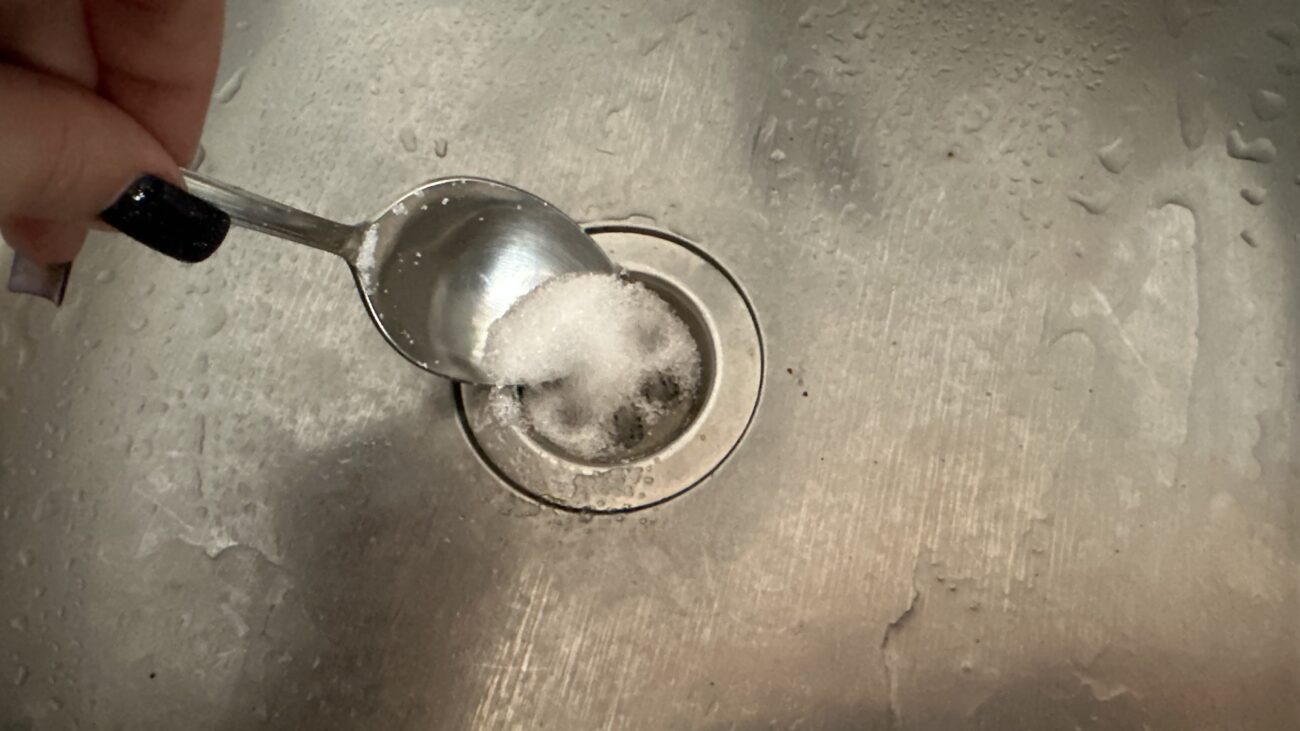 Господині розповіли, як прибрати неприємний запах у раковині на кухні  