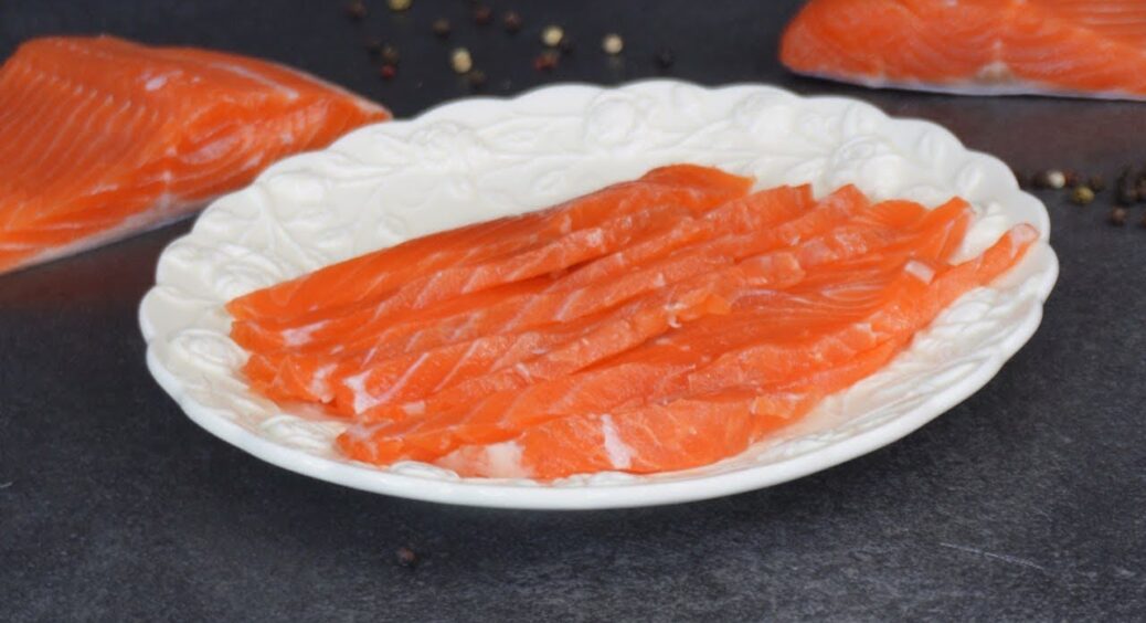 Засолюю червону рибу, як у ресторані: беру не кілограмами, а 2 “стейки” — на цю вагу солі й цукру тільки так 