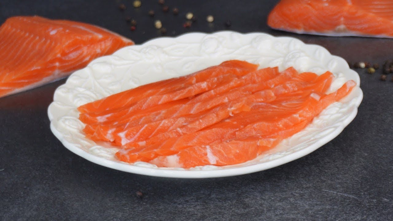 Господині розповіли, як правильно засолювати вдома червону рибу