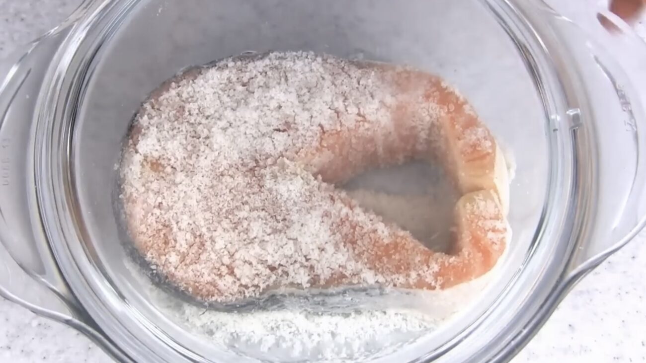 Господині розповіли, як правильно засолити червону рибу 