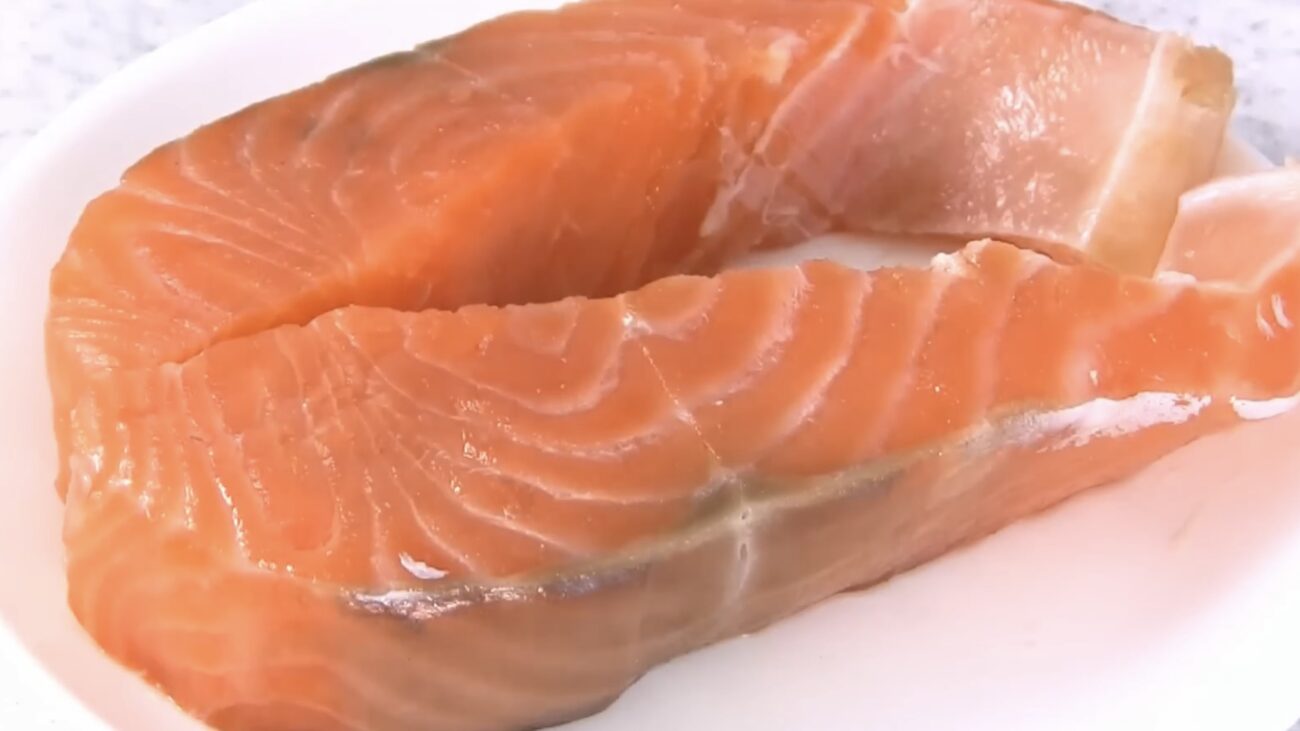 Господині розповіли, як правильно засолити червону рибу 