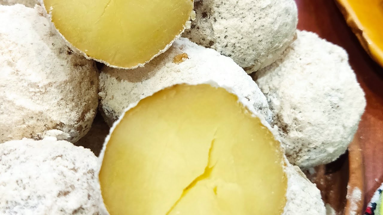 Господині розповіли, навіть натирати картоплю в мундирах сіллю перед запіканням 