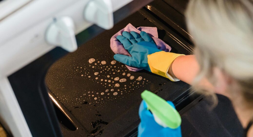 Як позбутися нагару на формі для випікання за 10 хвилин: простий розчин із 3-х доступних продуктів з кухні 