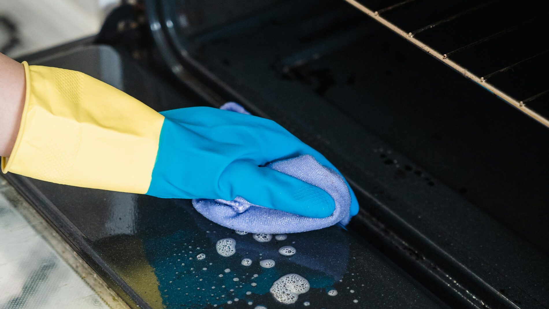 Господині показали, як почистити духовку від старого нагару