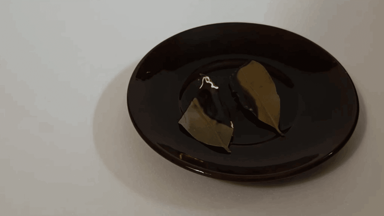 Господині розповіли, як прибрати неприємний запах за допомогою лаврового листка 