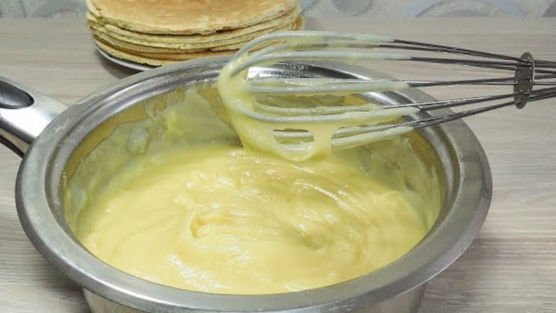 Господині розповіли, як загущувати заварний крем для десертів 