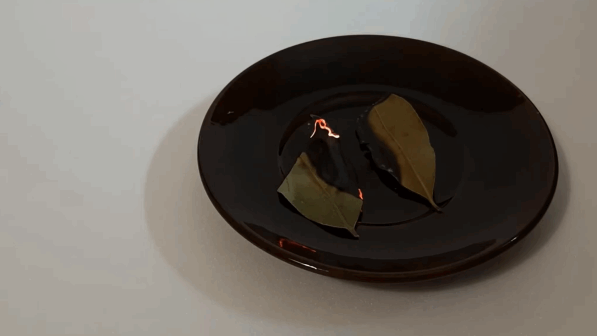 Господині розповіли, як прибрати неприємний запах за допомогою лаврового листка 