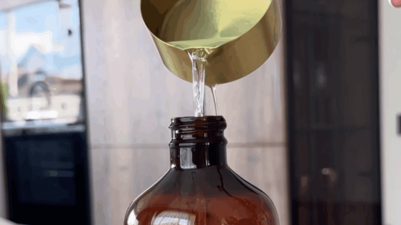 Господині показали, чим натерти дзеркало, аби не залишалися відбитки пальців Господині показали, чим натерти дзеркало, аби не залишалися відбитки пальців