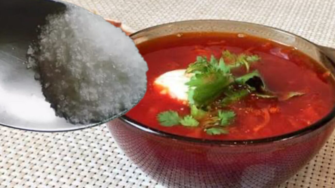 Господині розповіли, який інгредієнт допоможе врятувати пересолений борщ 