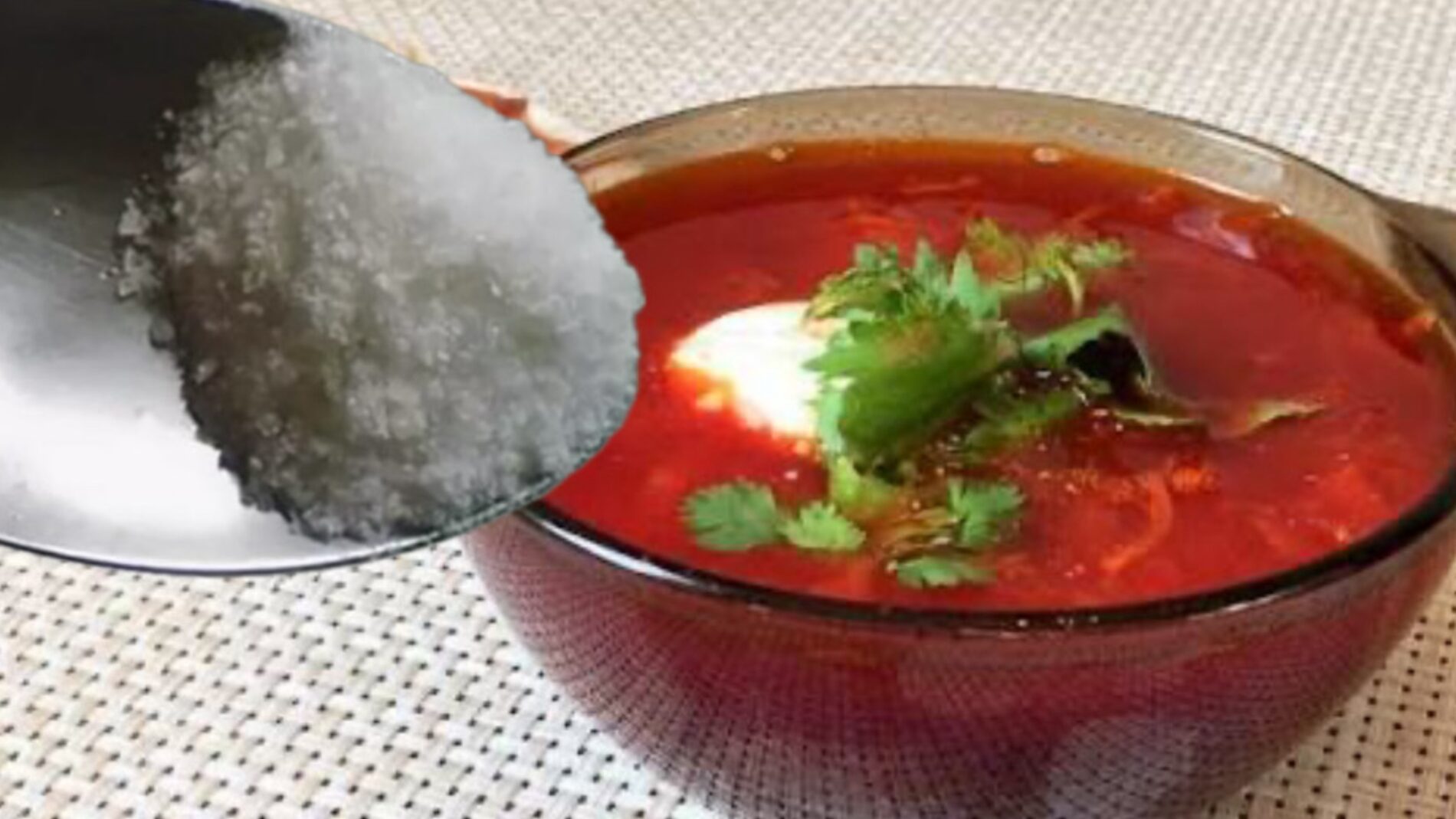 Господині розповіли, який інгредієнт допоможе врятувати пересолений борщ 