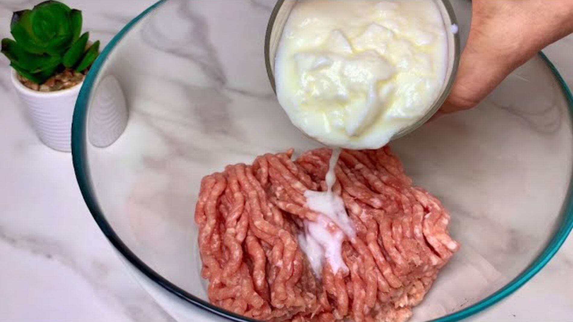 Господині поділилися рецептом смачної вечері з жменьки фаршу та кефіру  