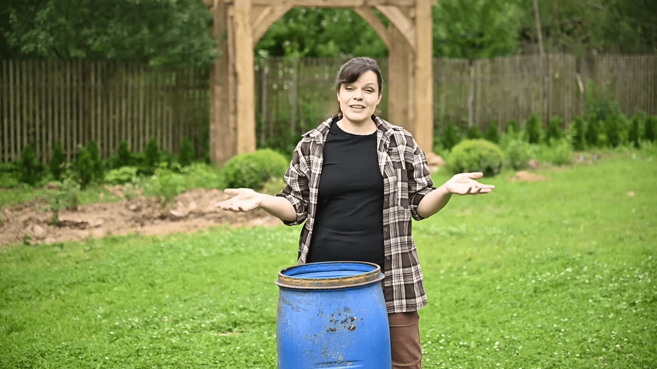 Експерти розповіли, як перетворити пластикову бочку на садовий вазон