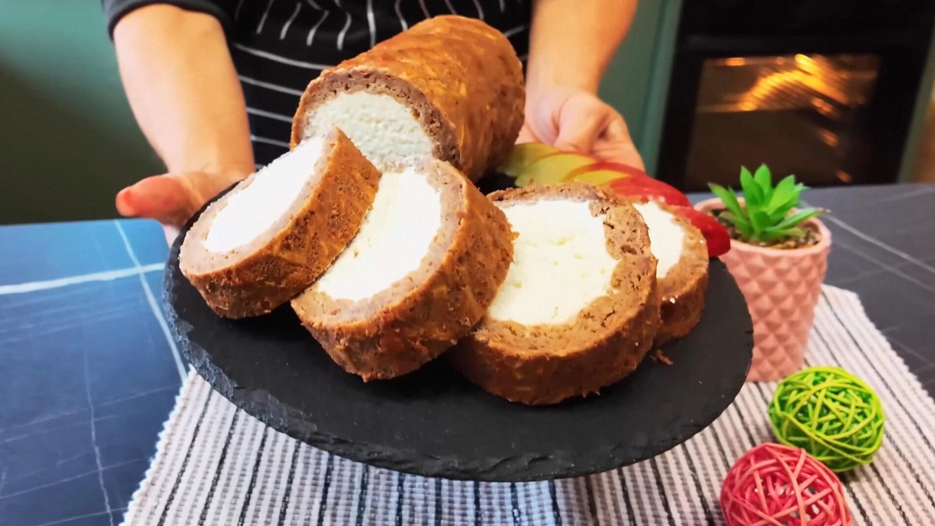 Кухарі показали, як приготувати смачний яблучний рулет з сиром