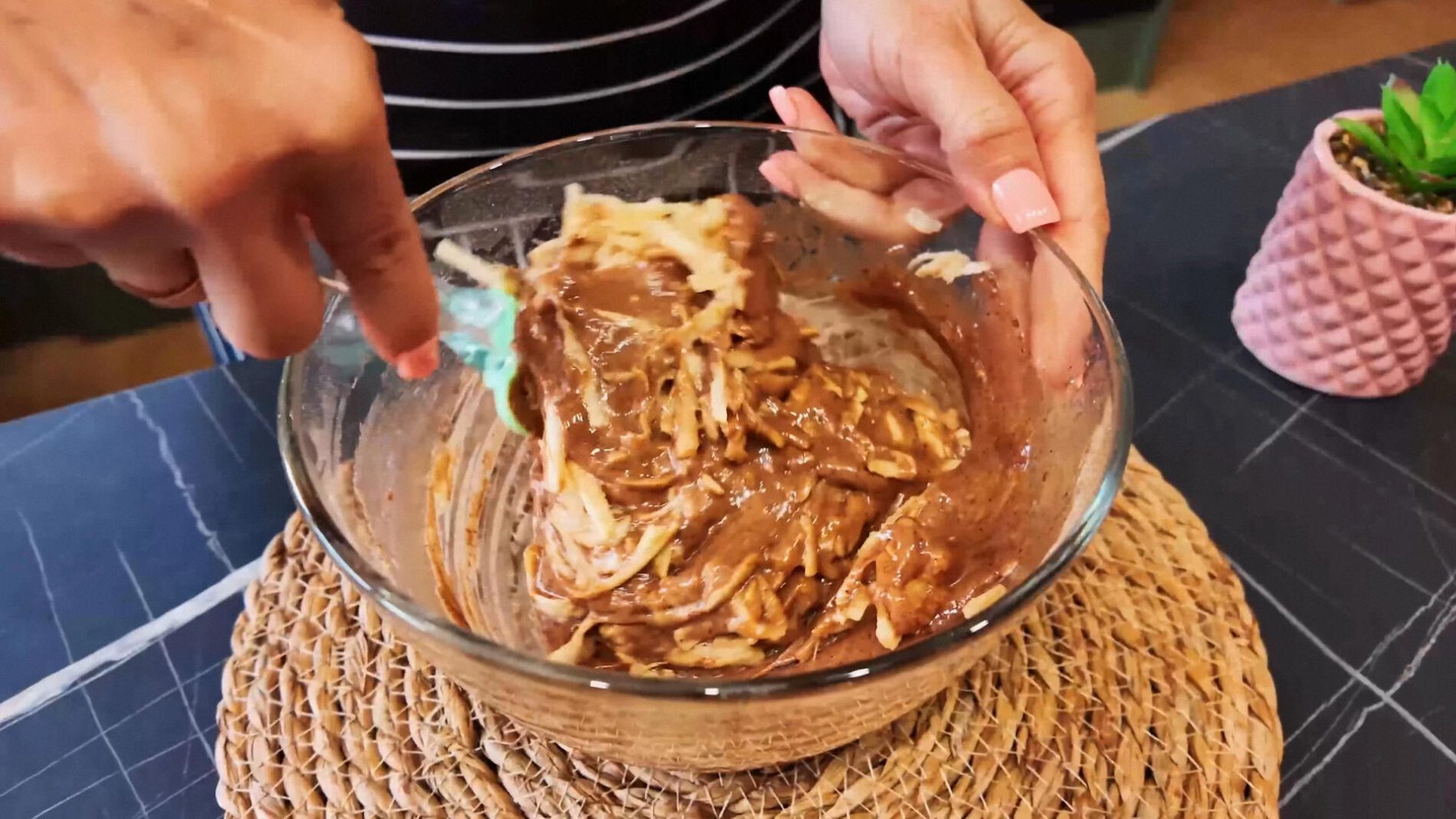 Покроковий рецепт рулету з яблучним бісквітом та сирною начинкою