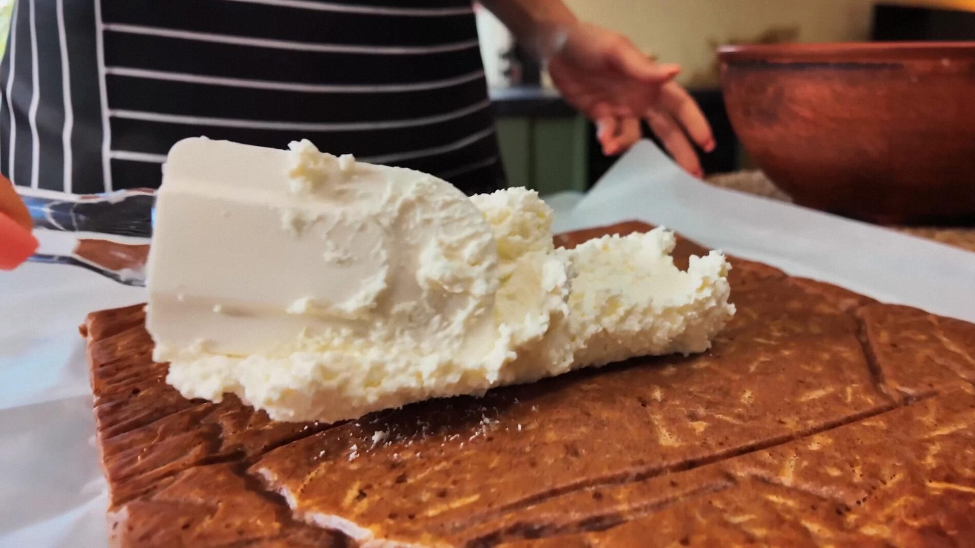 За бажанням в сир можна додати подрібнені горішки, родзинки, цукати, подрібнену курагу тощо