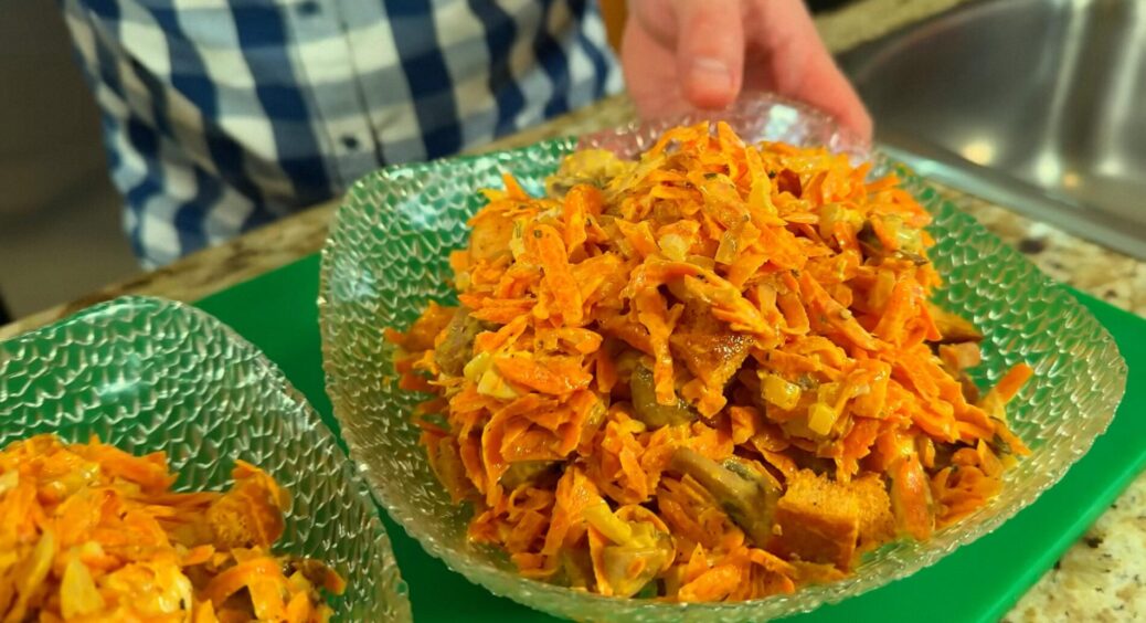 Простий і смачний салат за 25 хв, який підкорить всіх: дивовижний святковий салат з куркою та печерицями 