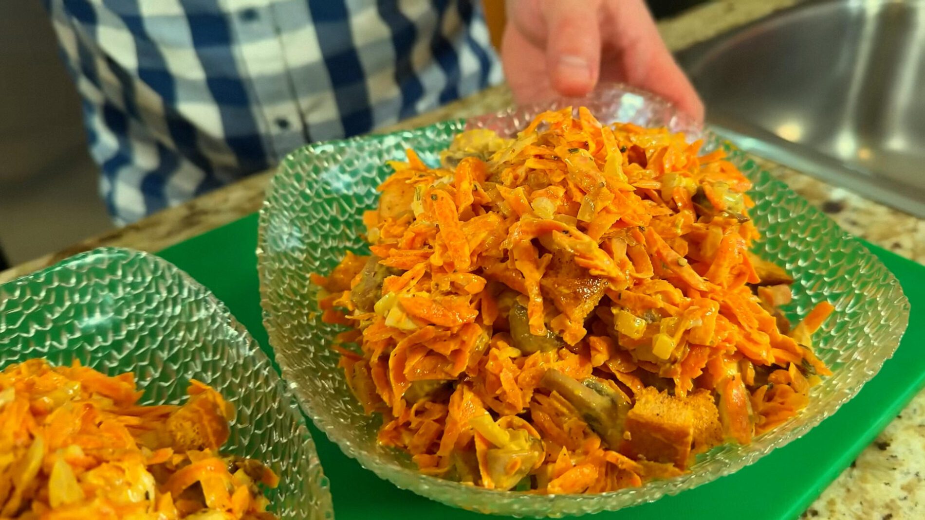 Господині розповіли рецепт святкового салату з куркою і печерицями