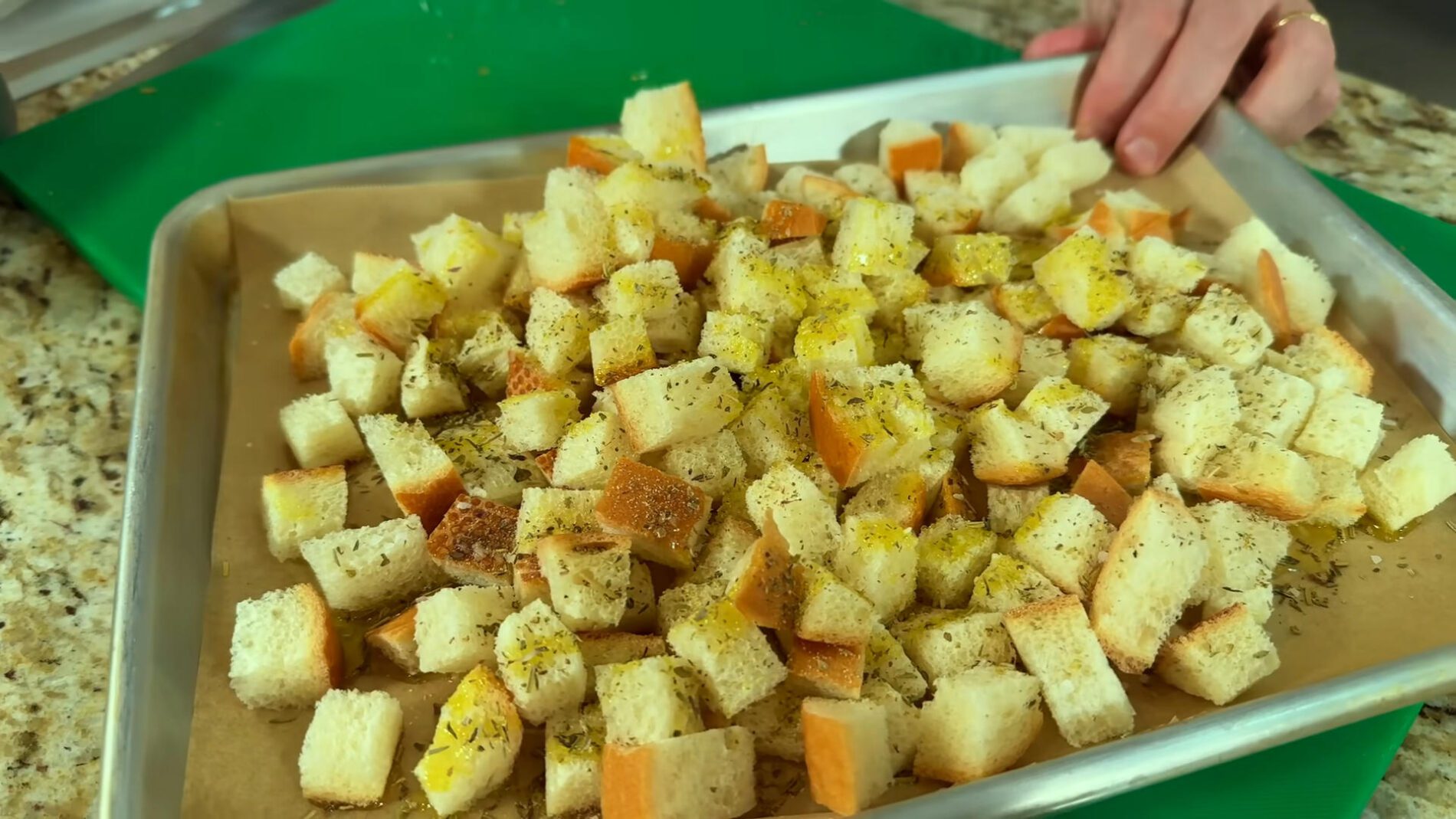 Господині розповіли рецепт святкового салату з куркою і печерицями