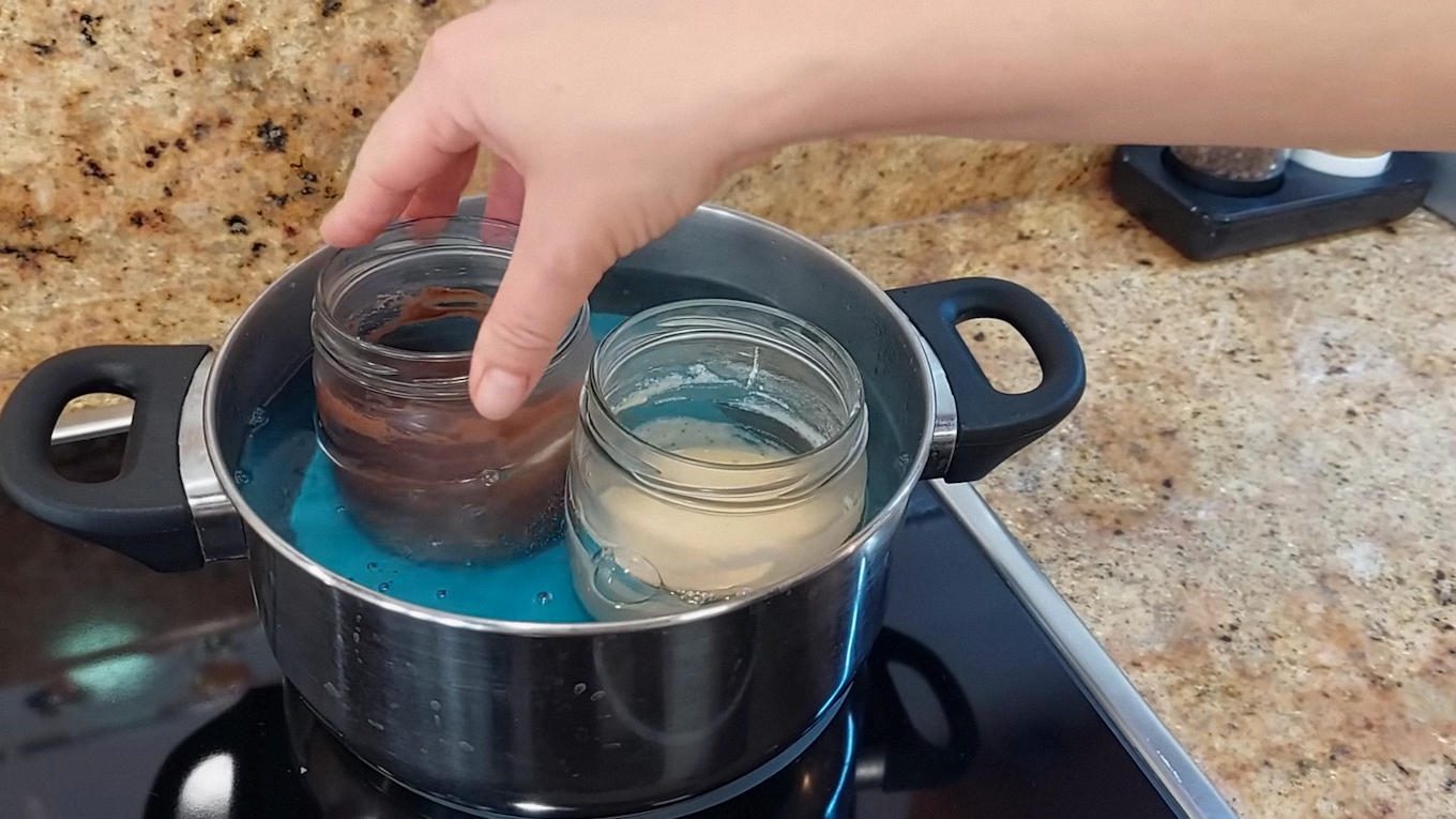 Тортики в банках можна робити з начинкою та без неї, а потім прикрашати зверху Тортики в банках можна робити з начинкою та без неї, а потім прикрашати зверху