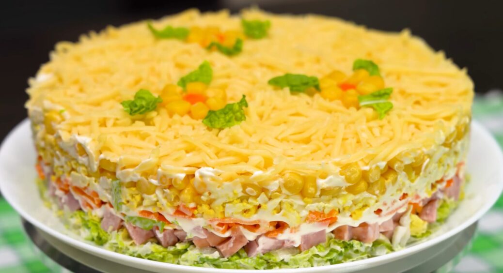 На святковому столі всі проситимуть добавки: неймовірно смачний салат “Венеція” – рецепт для кільця 22 см 