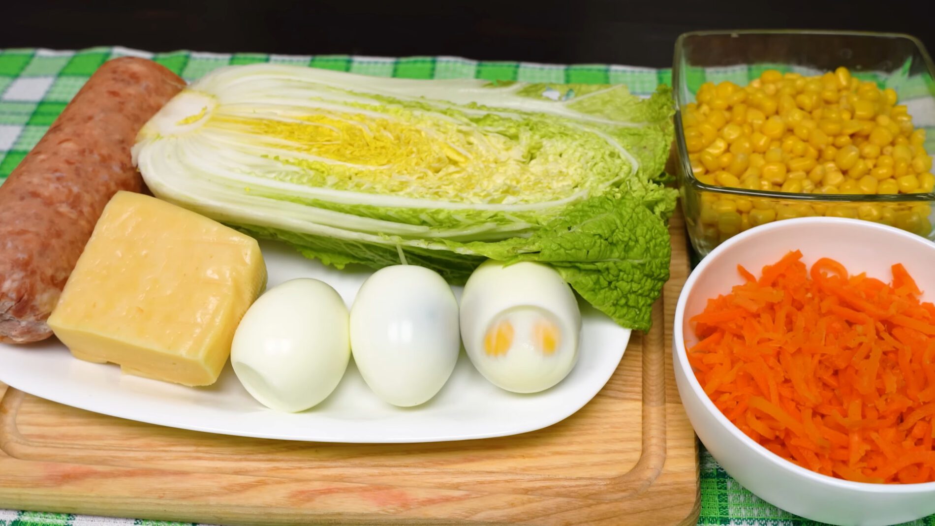 Кухарі показали, як приготувати оригінальний святковий салат із простих продуктів