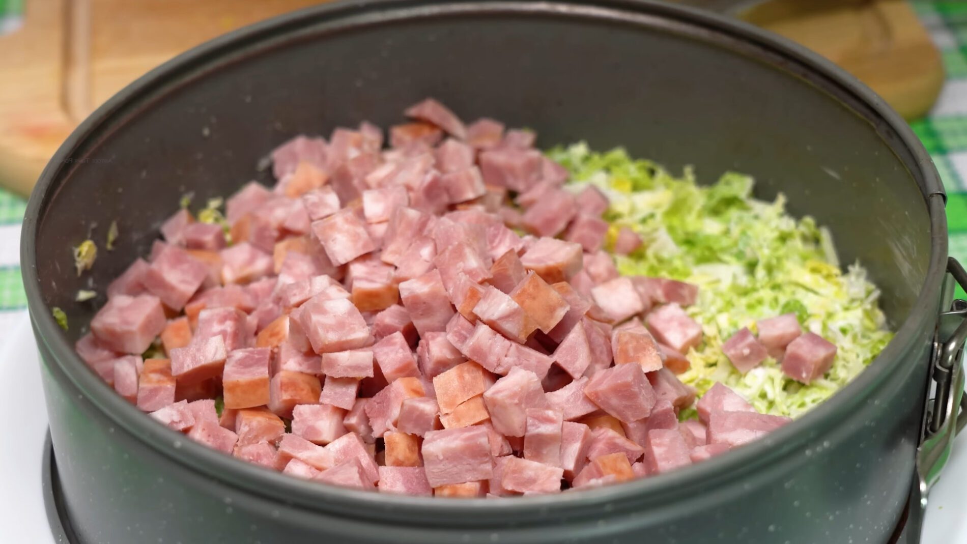 Смачний шаровий салат з пекінською капустою, ковбасою та твердим сиром