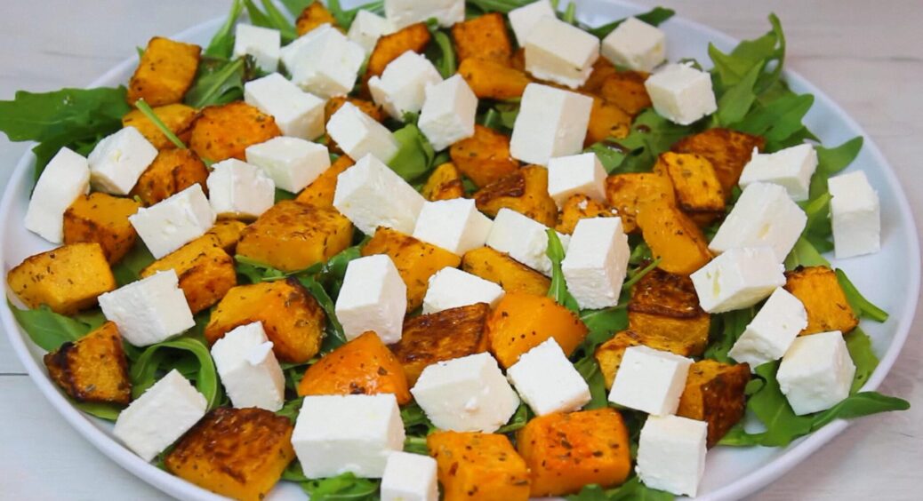 Салат “Хіт сезону” – пікантний рецепт з гарбузом, який можна готувати в будні й на свята: лише 4 інгредієнти 