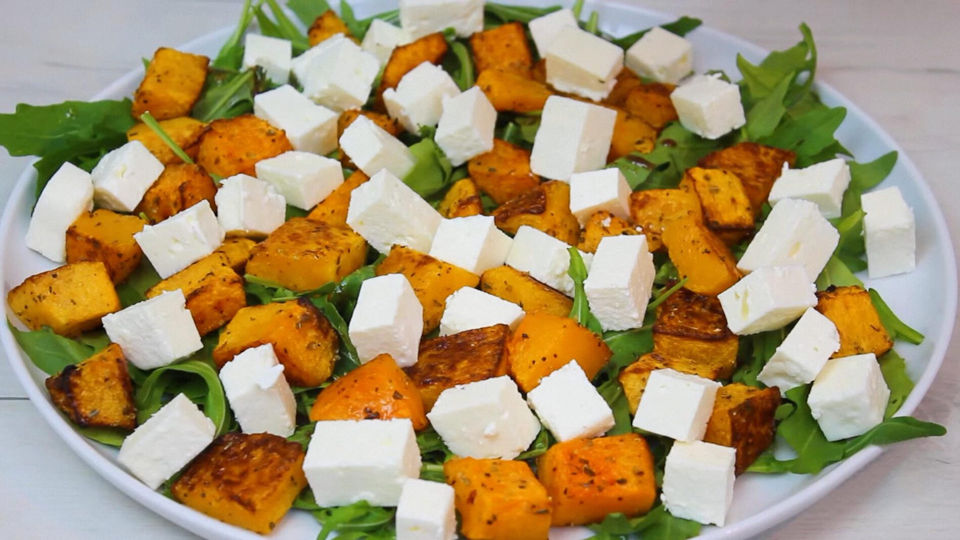 Кухарі показали пікантний салат з гарбуза лише з 4 інгредієнтів