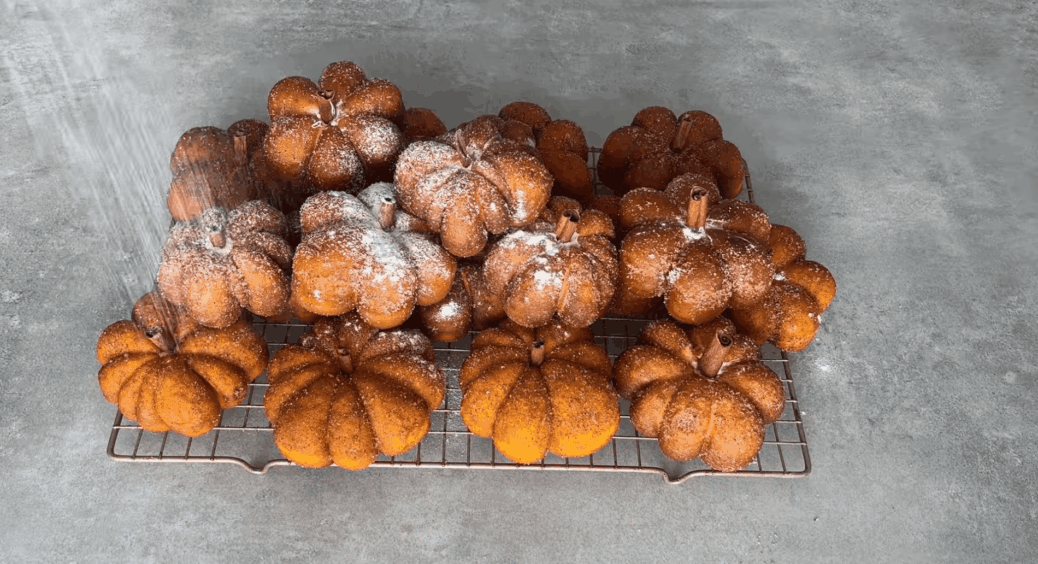 У жовтні завжди готую гарбузові пончики з пряним лате: аромат такий, що й свекруха не встояла 