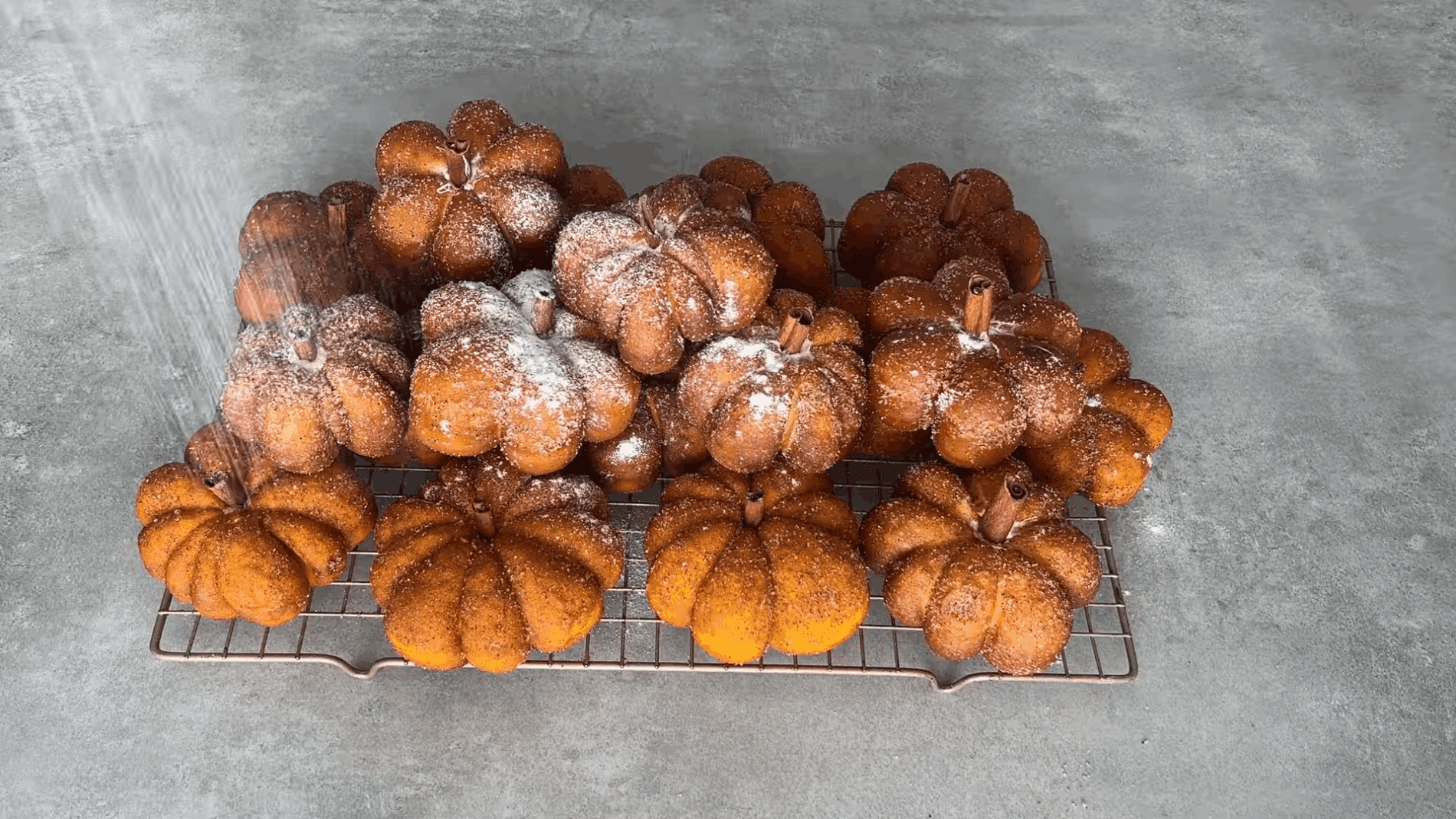 Експерти розповіли, як приготувати гарбузові пончики з пряним лате