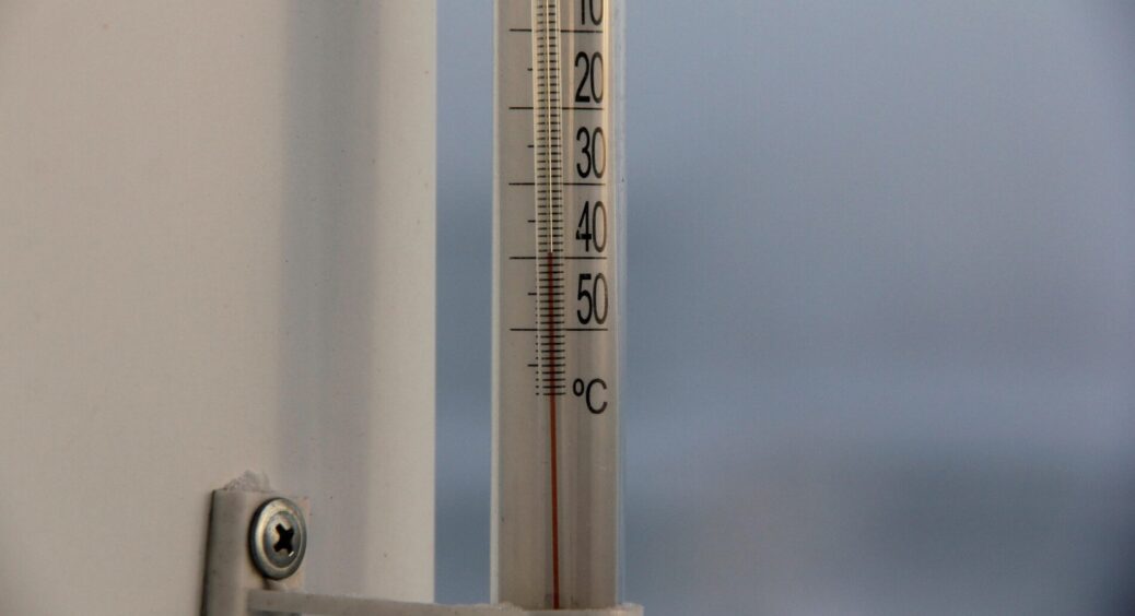Бачу -2 на термометрі – і роблю цей 1 лайфхак: вдома немає протягів, тепло та можна ходити навіть у футболці 