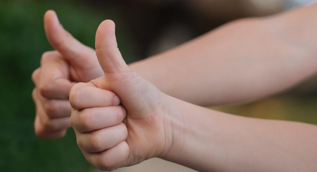 Восени завжди мерзли руки, поки 83-річна бабуся не навчила цьому трюку – тепер без рукавичок до березня 