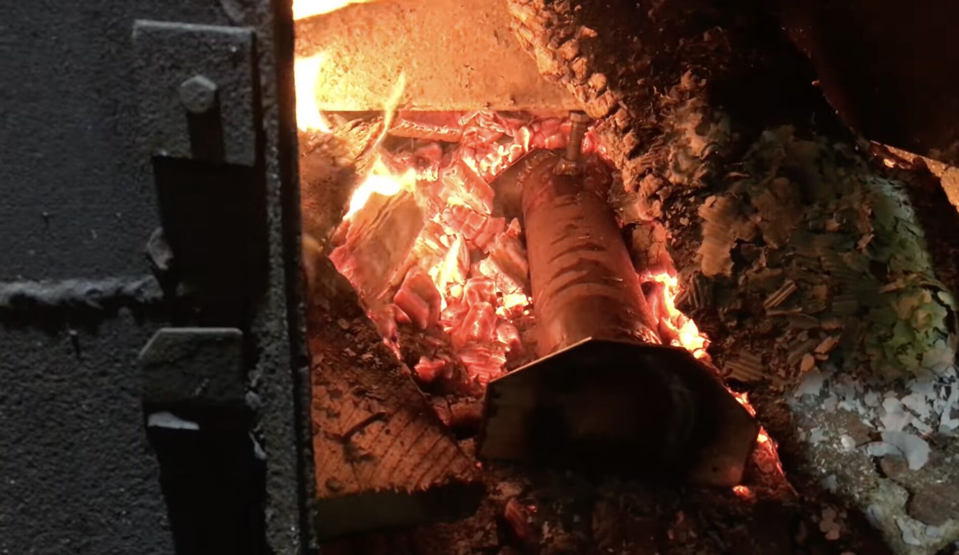 Експерти розповіли, як зменшити витрату дров у печі за допомогою вічного поліна